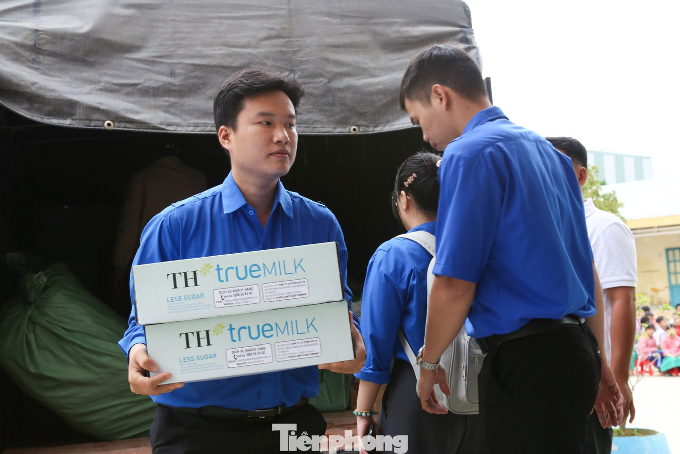 Quỹ Vì Tầm Vóc Việt phối hợp với Báo Tiền Phong trao tặng 6.000 sản phẩm từ Tập đoàn TH hỗ trợ người dân vùng lũ tại TP Đà Nẵng